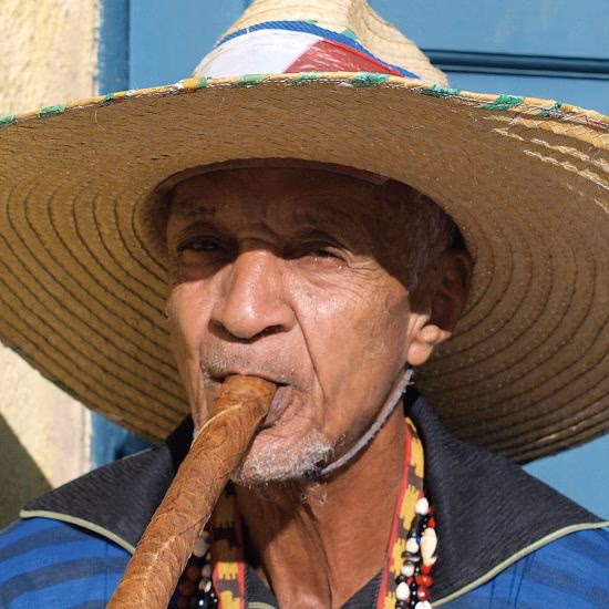Rr17 Cubaan Met Sigaar — Sfeerimpressie Latijns-Amerika